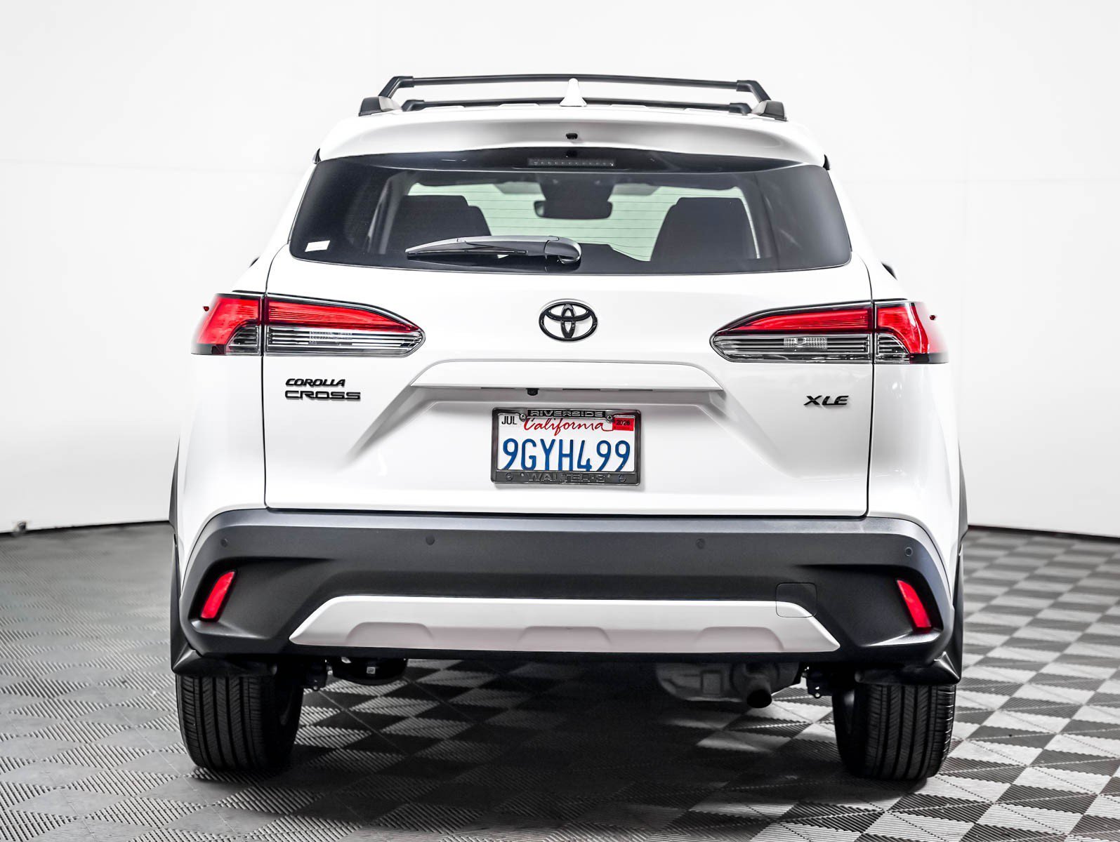 Used 2023 Wind Chill Pear Toyota XLE 2WD image 10