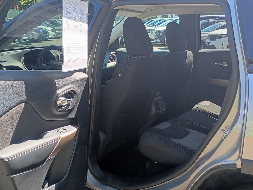 Used 2018 Billet Silver Metallic Clearcoat Jeep Latitude image 15