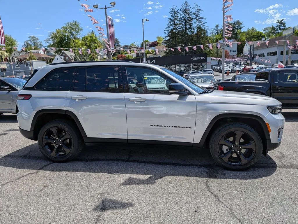 Used 2023 Silver Jeep Limited image 5