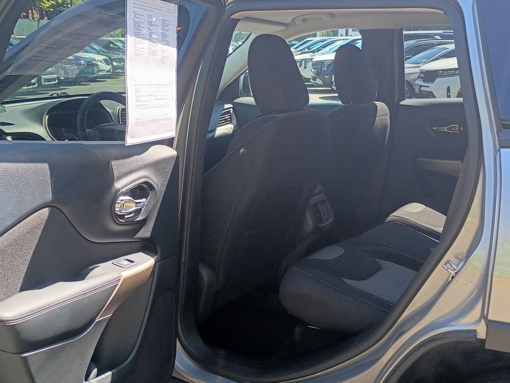 Used 2018 Billet Silver Metallic Clearcoat Jeep Latitude image 15
