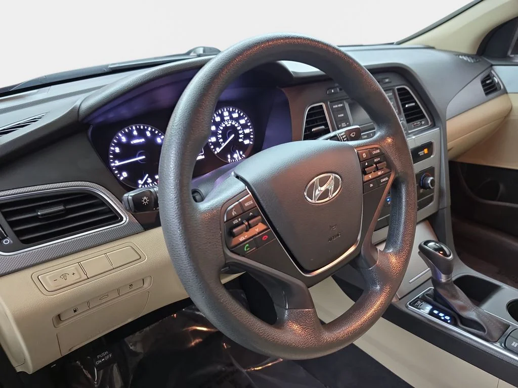 Used 2015 Venetian Red Metallic Hyundai SE image 18