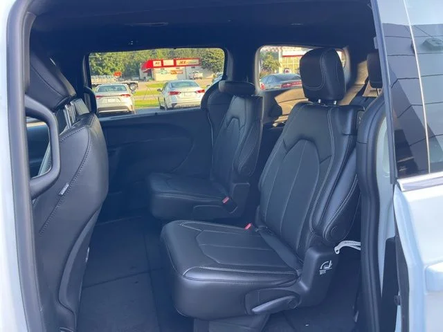 2026 Chrysler Pacifica Select - Photo 11