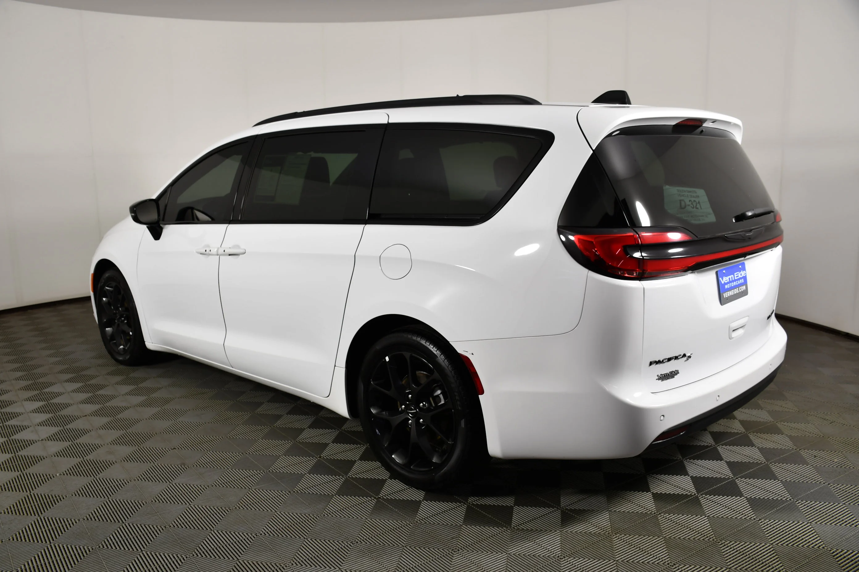Used 2025 Bright White Clearcoat Chrysler Limited image 8