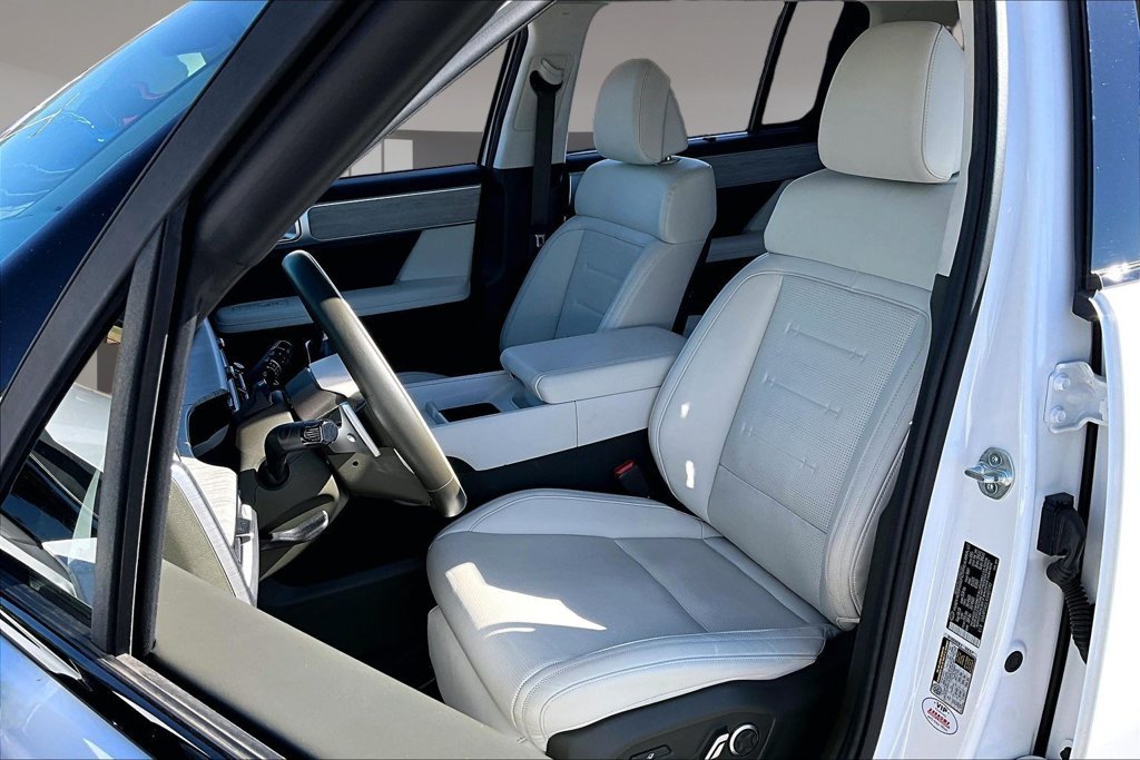 Used 2025 White Hyundai Calligraphy image 27