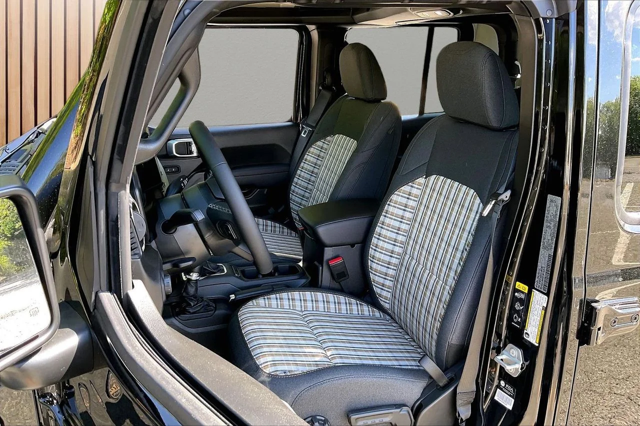 New 2026 Black Clear-Coat Exterior Paint Jeep 85th Anniversary Edition image 19