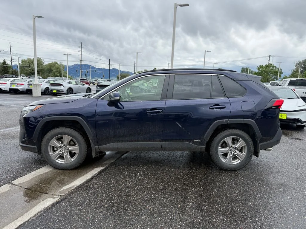 Used 2023  Toyota XLE image 3