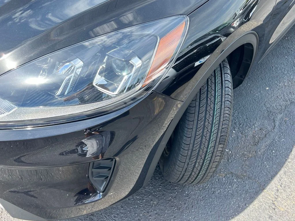 Certified Used 2022 Black Metallic Ford SE image 3