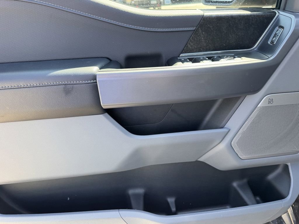2025 Ford F-150 Lightning Flash - Photo 16