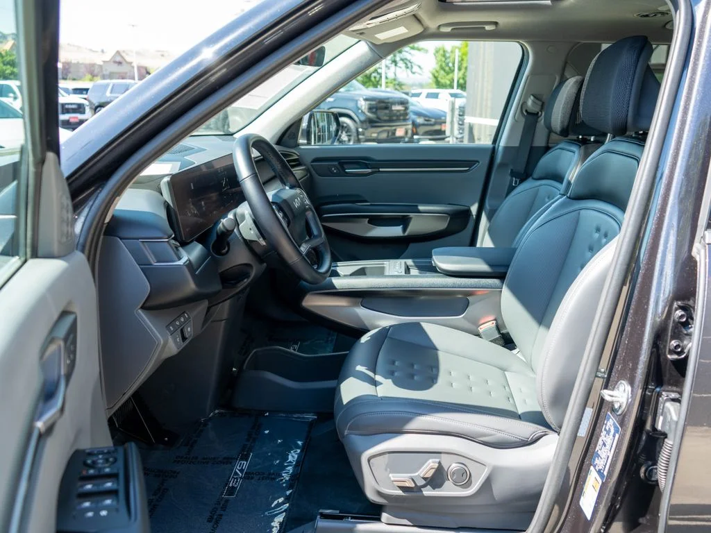 Used 2024 Gray Kia Wind image 11
