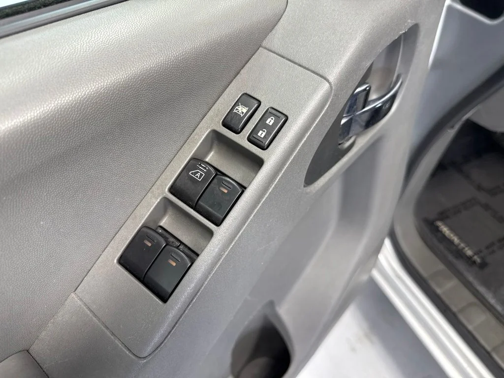 Used 2016 Silver Nissan SV image 11
