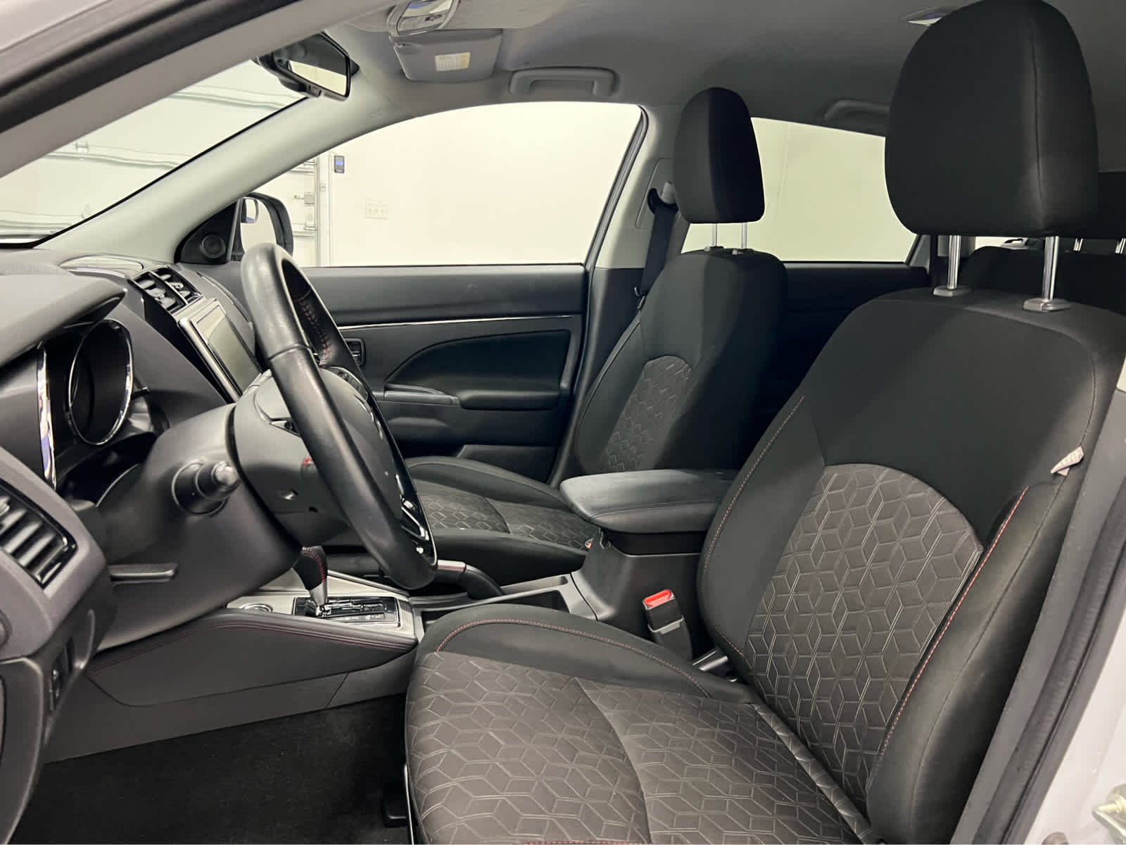 Used 2023 White Diamond Mitsubishi LE image 10