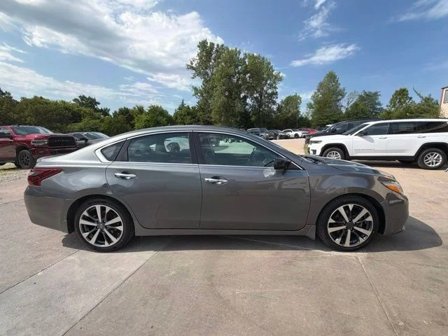 Used 2017 Nissan Altima SR with VIN 1N4AL3AP1HC475939 for sale in Jefferson City, MO