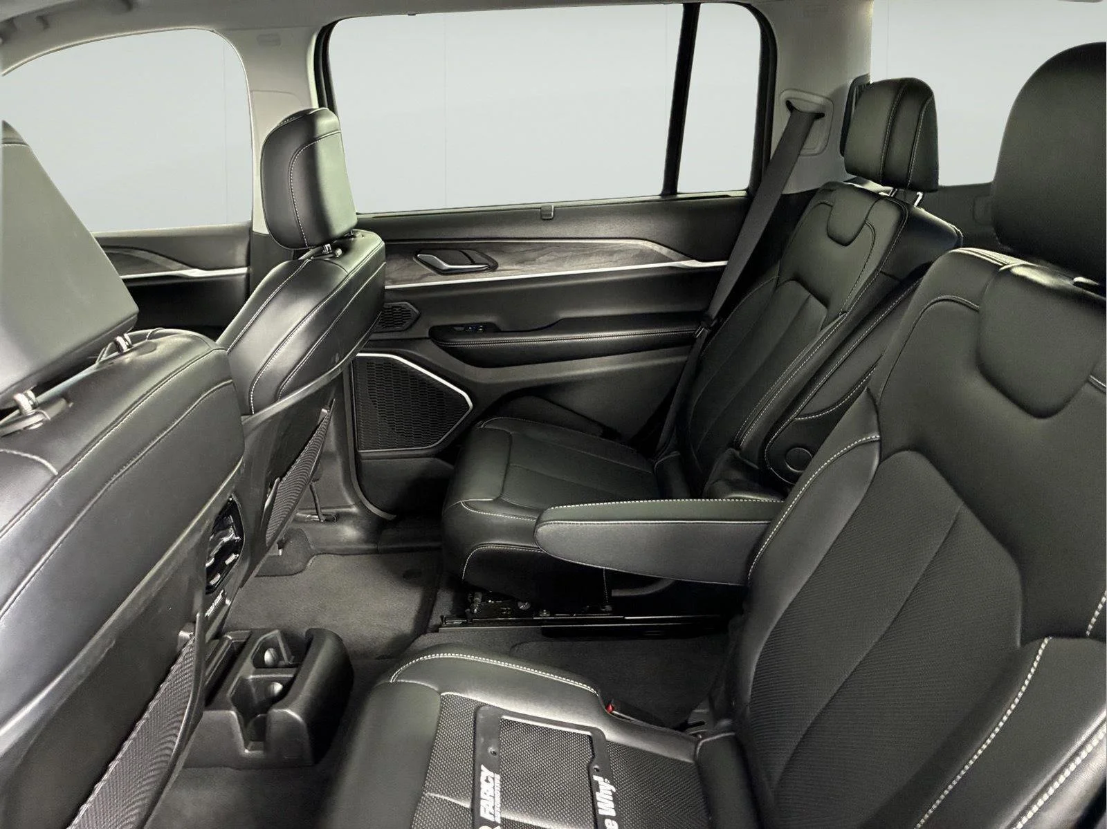 Used 2023 Ember Pearlcoat Jeep Limited image 22