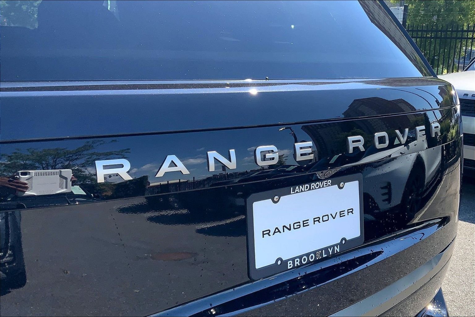 New 2027 Santorini Black Land Rover SE image 15
