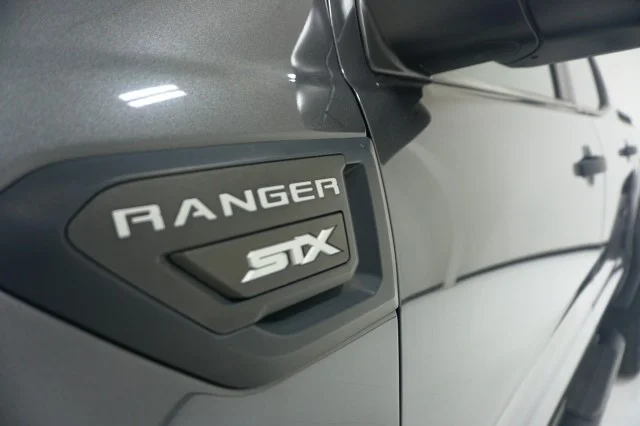 Used 2019 Magnetic Metallic Ford LARIAT image 13