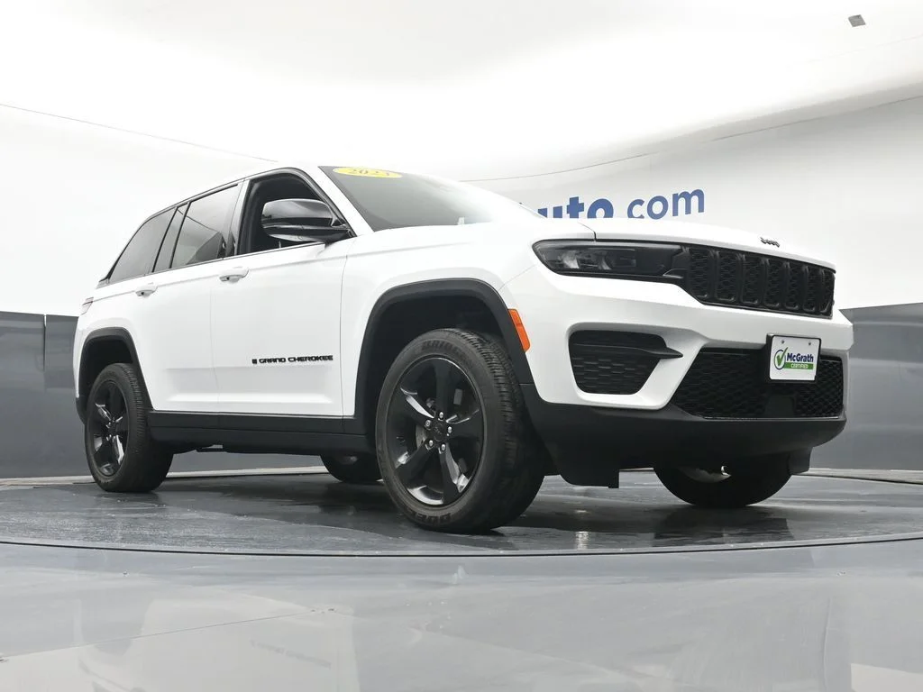 Used 2023 White Jeep Altitude X image 25