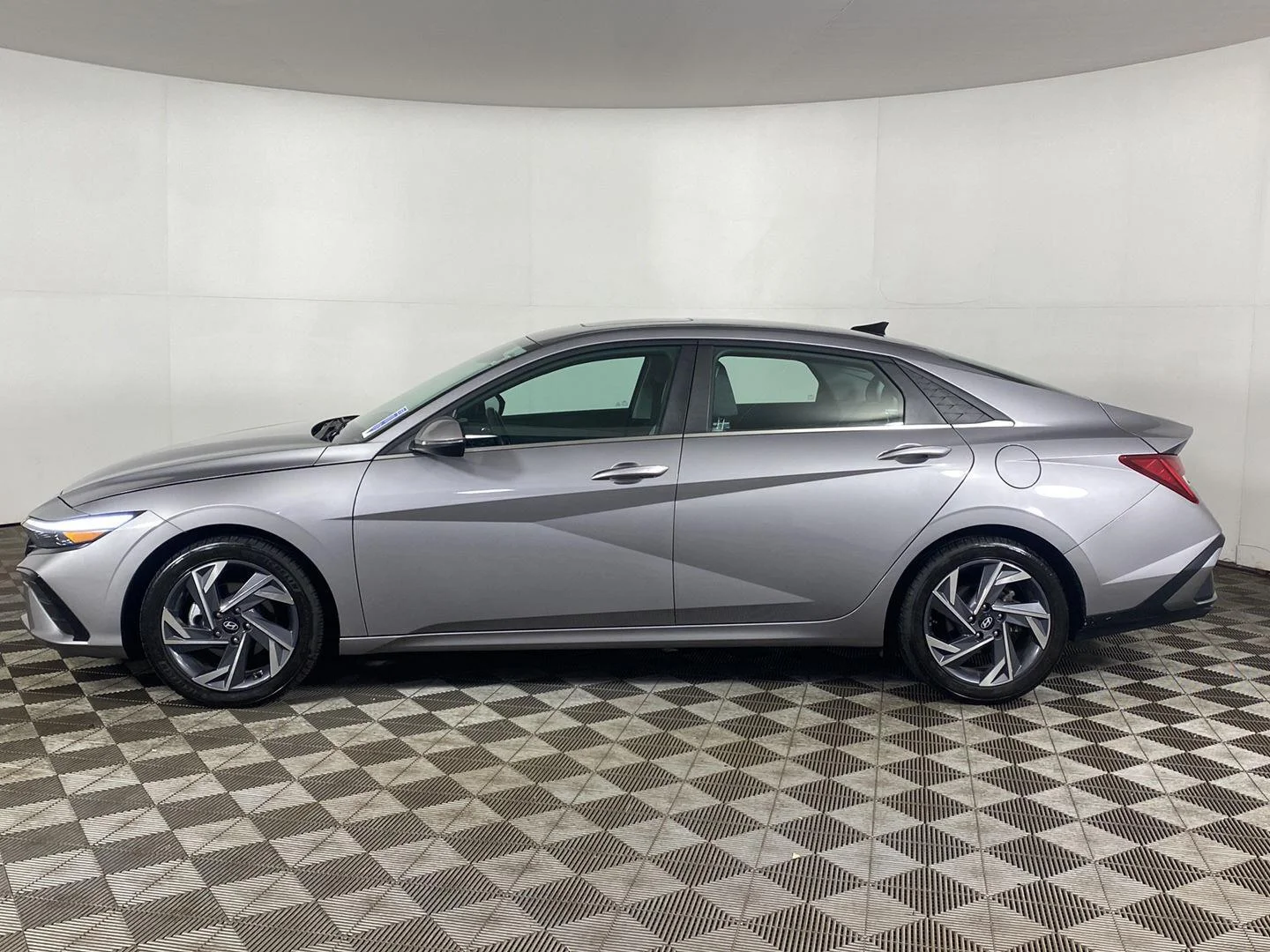 Used 2024 Fluid Metal Hyundai Limited image 8