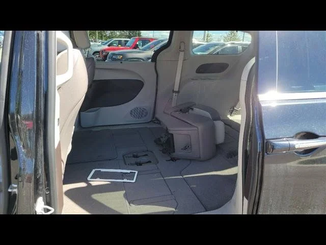 Used 2017 Black Chrysler Touring L image 4