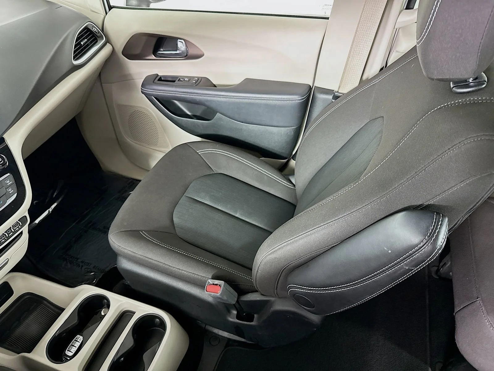 Used 2023 White Chrysler LX image 23