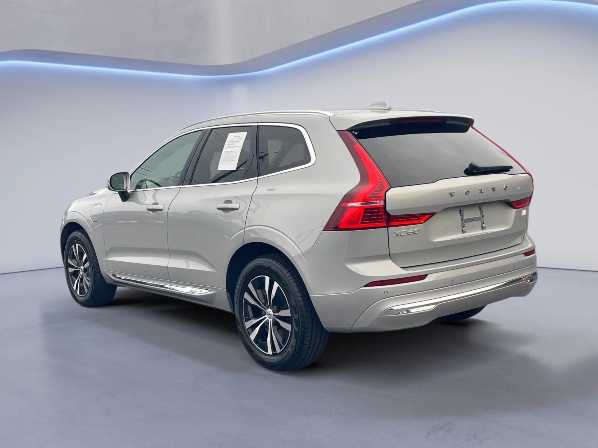 Used 2023 Thunder Grey Metallic Volvo Core Bright Theme image 5