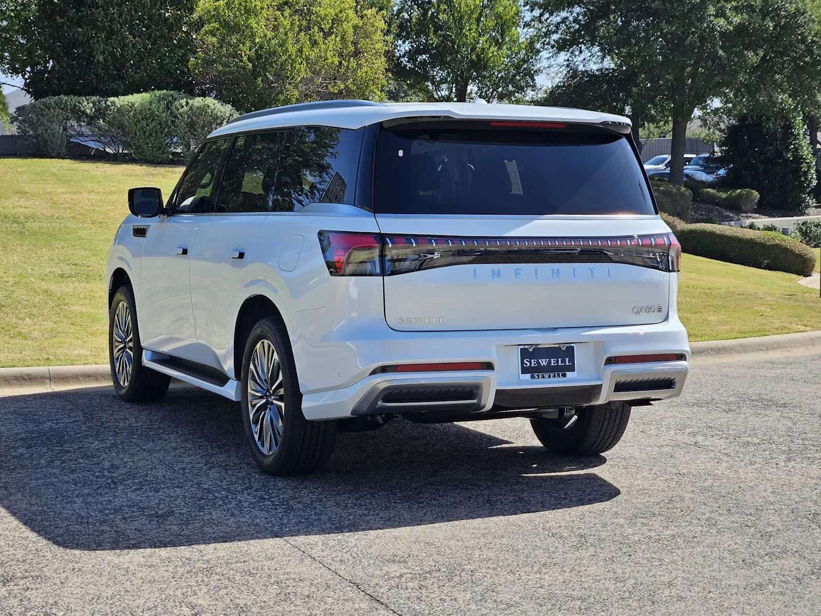 New 2027 RADIANT WHITE INFINITI Luxe 4WD image 3