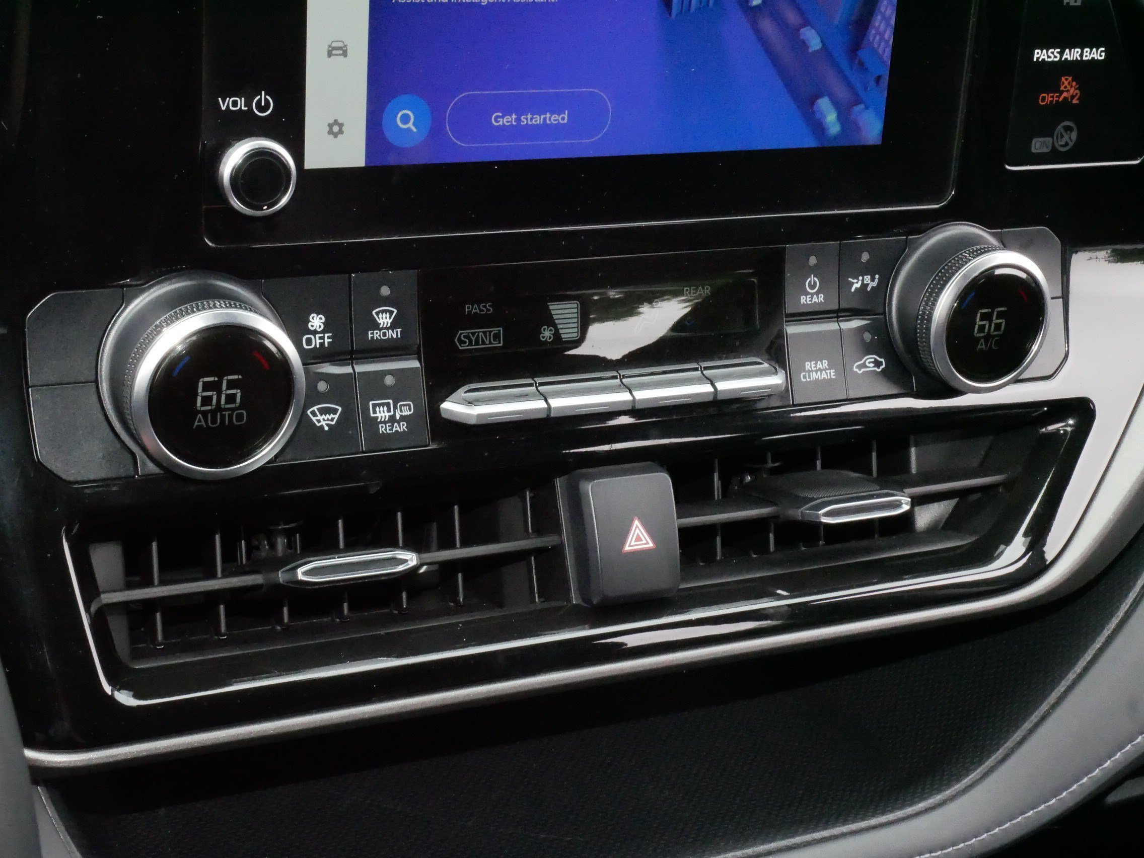 2024 Toyota Highlander LE - Photo 23