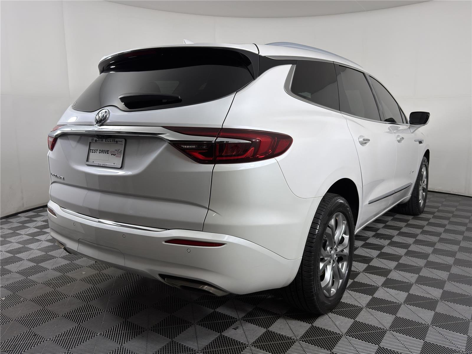 Used 2021 WHITE FROST TRICOAT Buick Avenir image 6