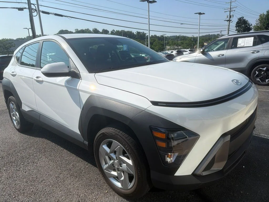 Used 2025 White Hyundai SE image 1