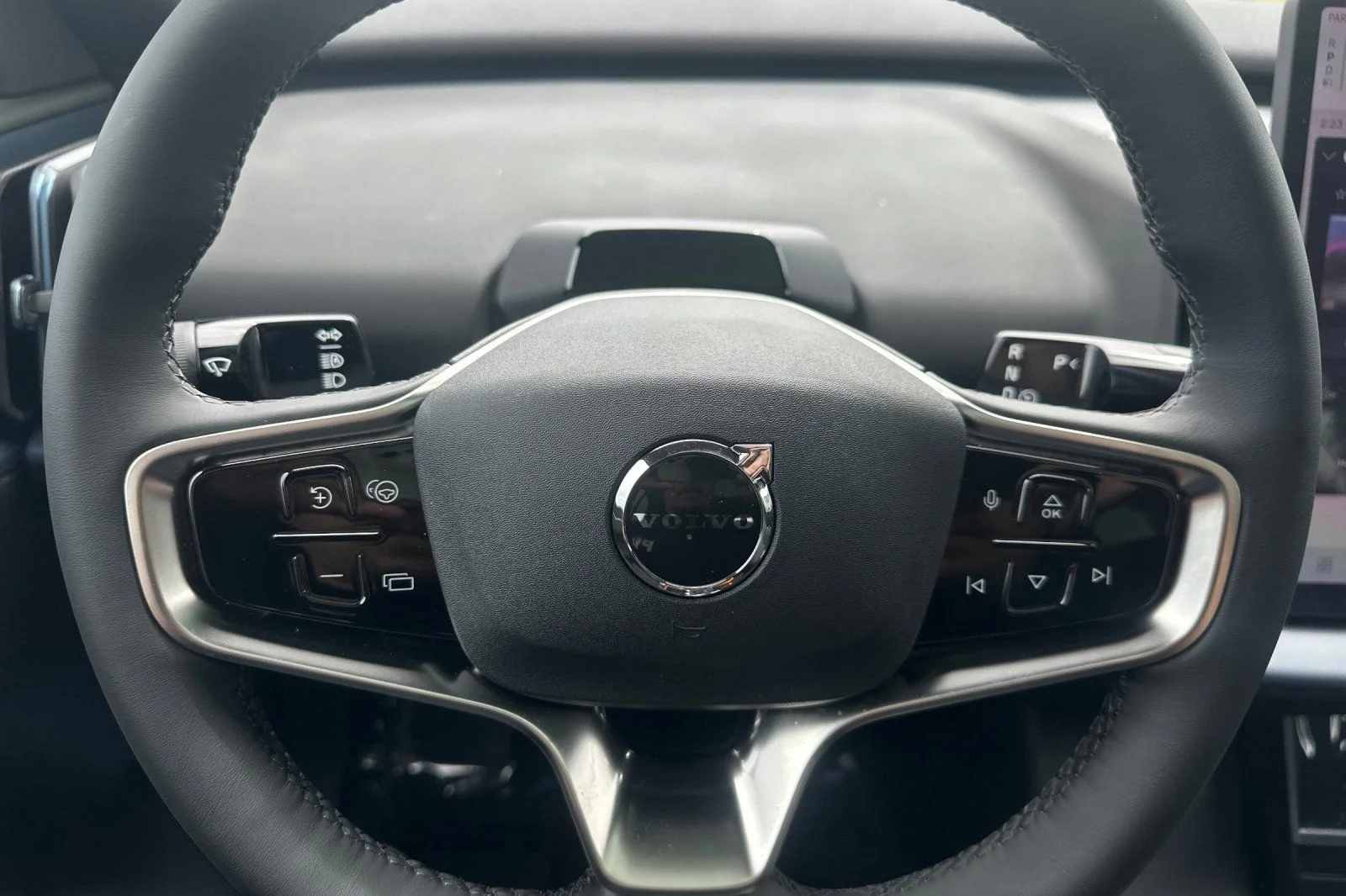 New 2026 Crystal White Volvo Plus image 21