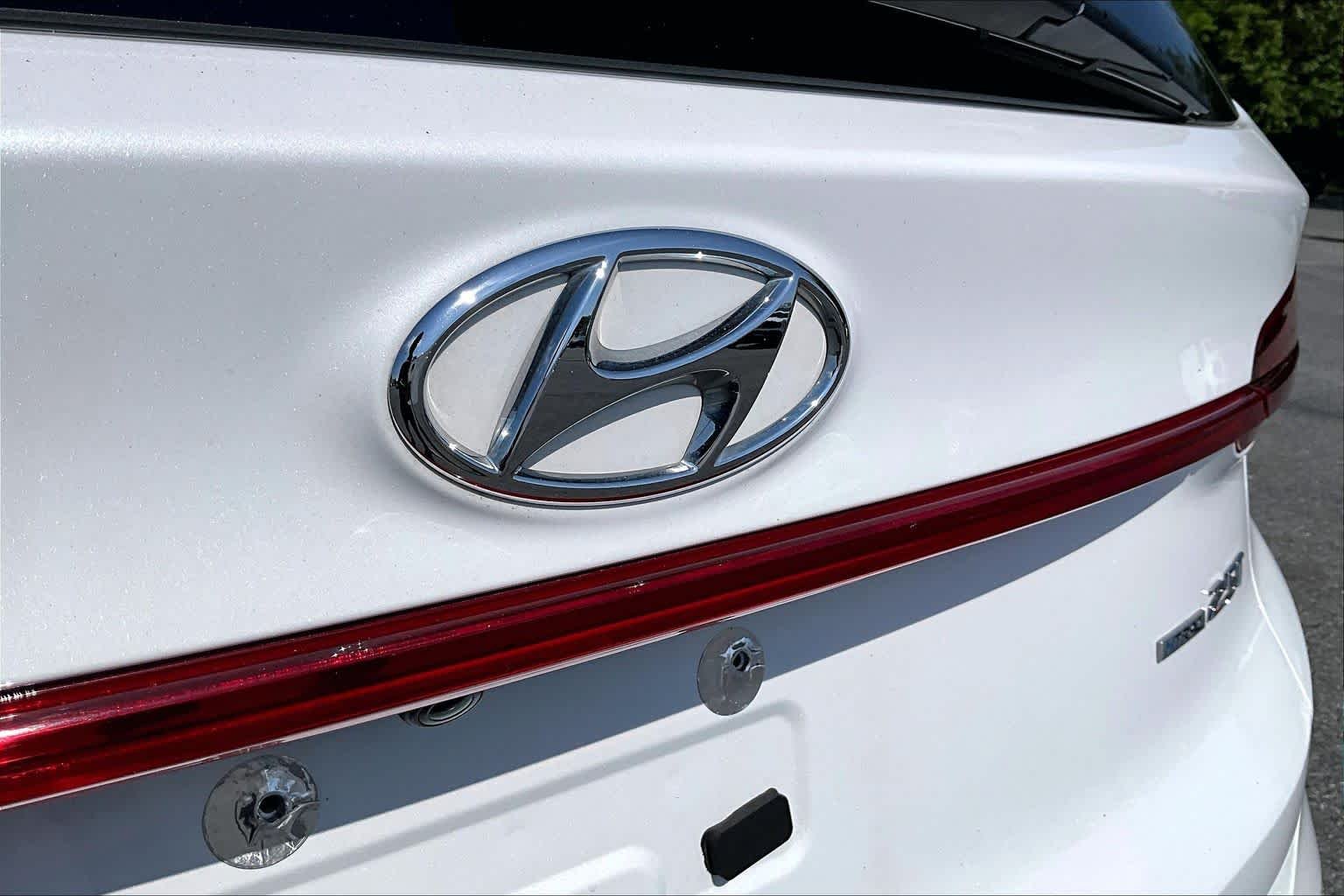 Used 2022 Quartz White Hyundai Limited image 31