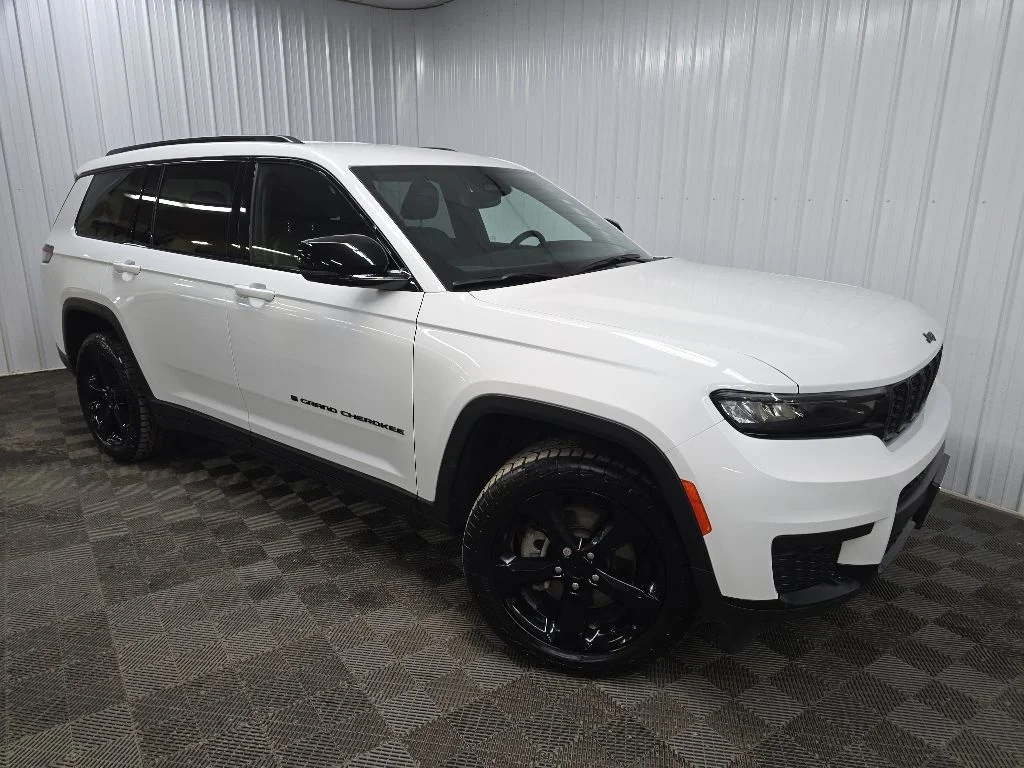 Used 2023 White Jeep Altitude image 7