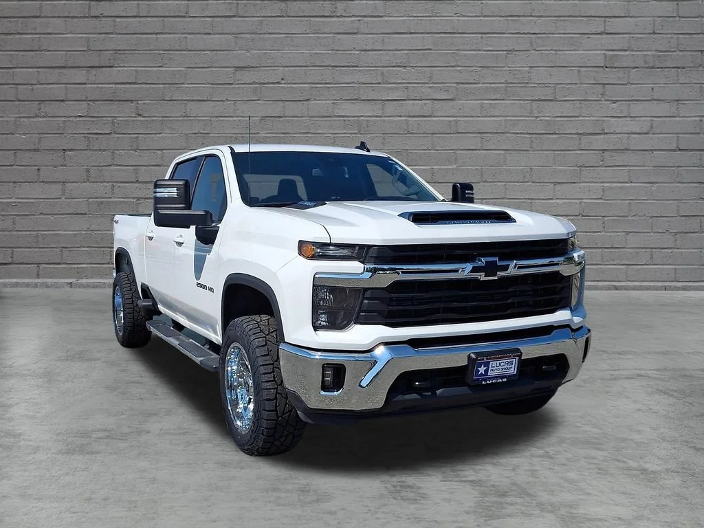 Used 2025 Summit White Chevrolet LT image 2
