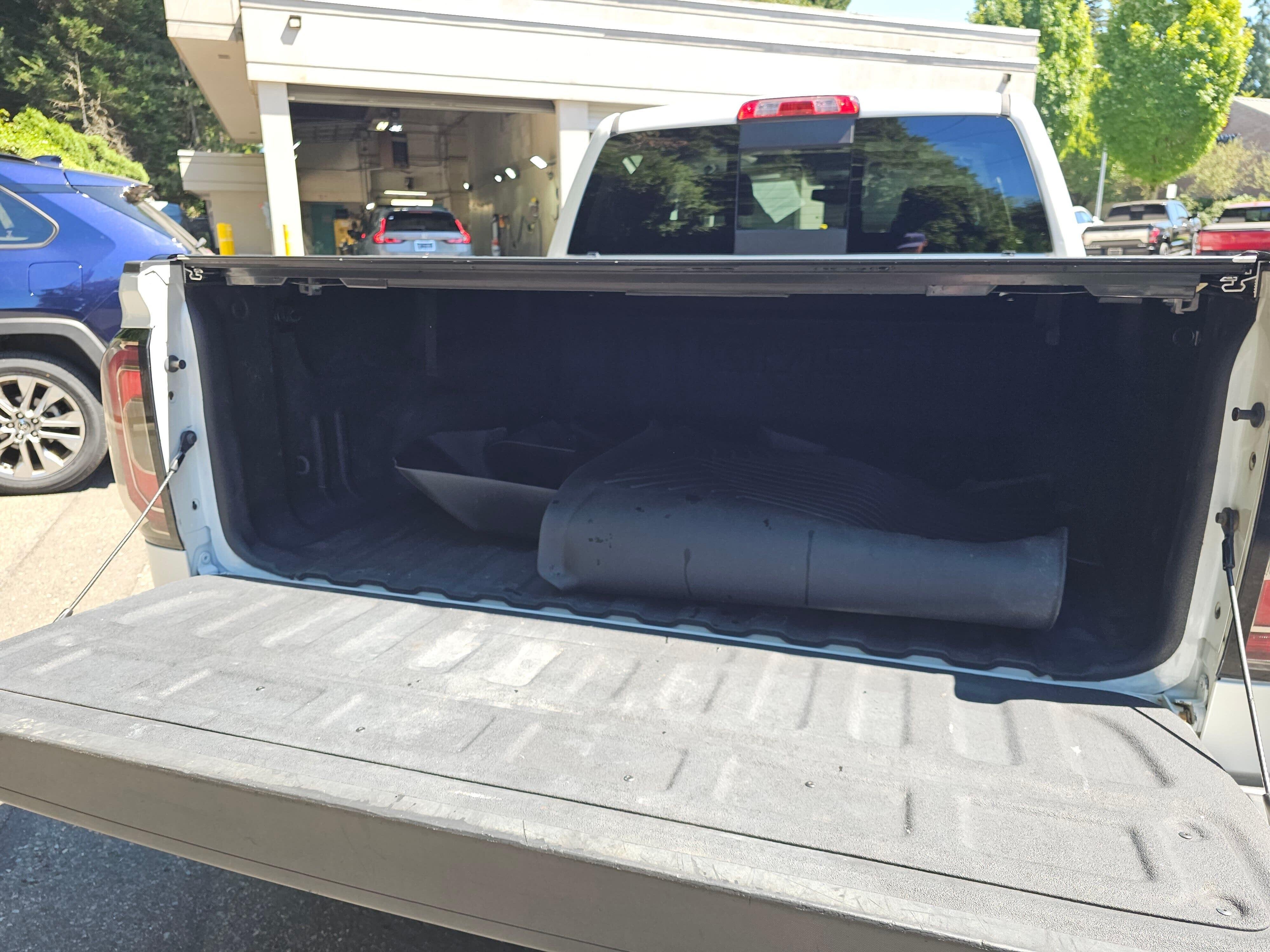 Used 2017 White Frost Tricoat GMC SLT image 18