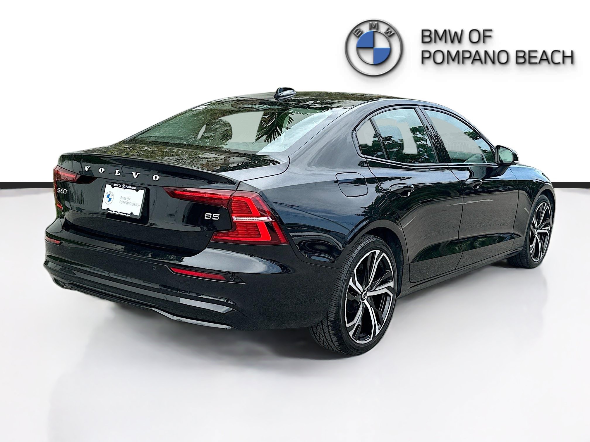 Used 2024 Onyx Black Metallic Volvo Core Dark Theme image 7