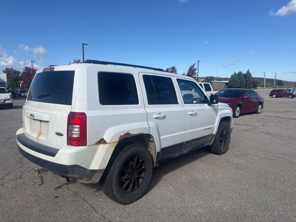 Used 2015 Bright White Clearcoat Jeep Sport image 17