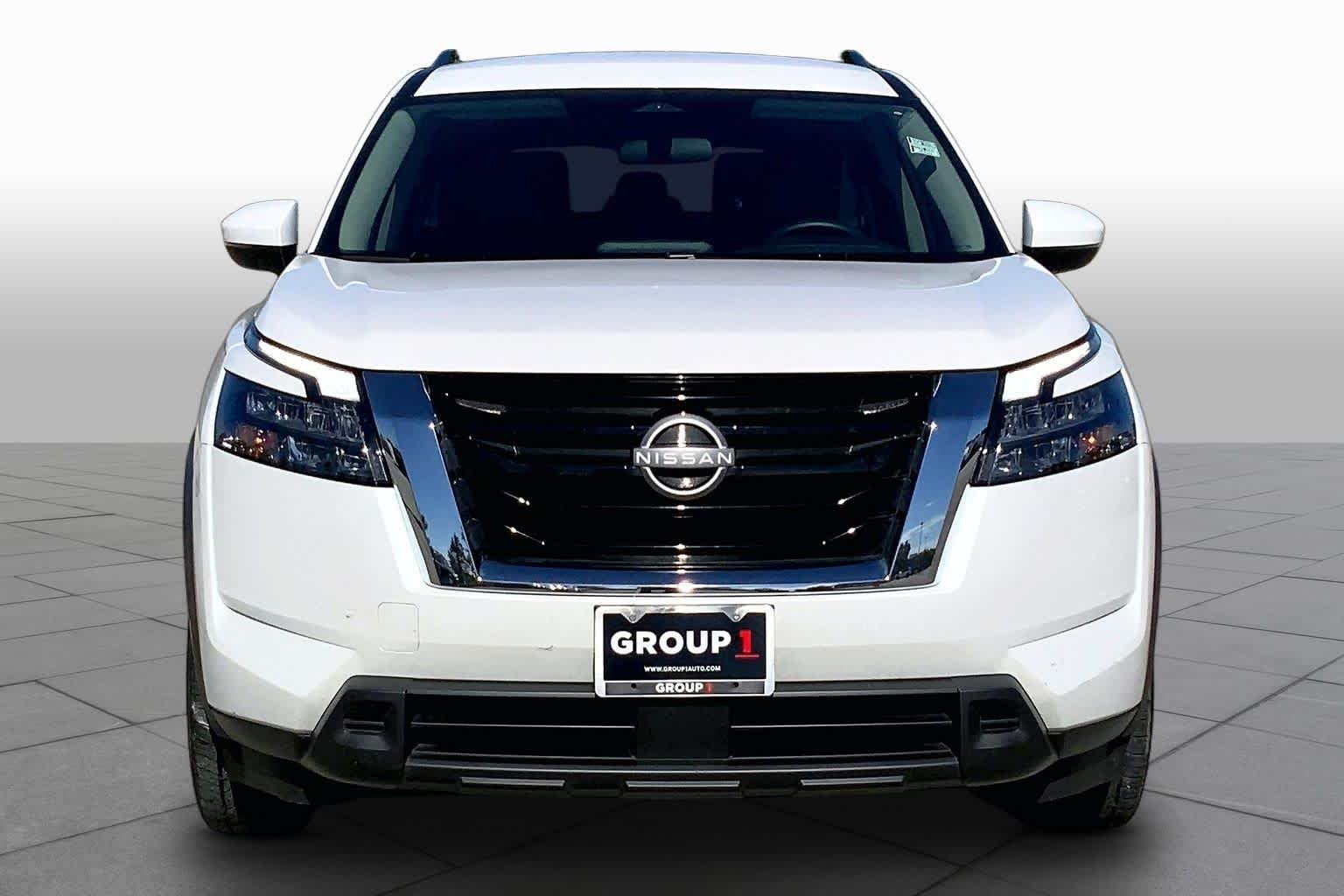 Used 2025 Everest White Pearl Tricoat Nissan SV image 4