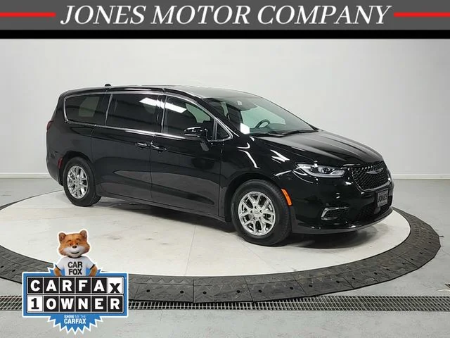 2025 Chrysler Pacifica Select's photo