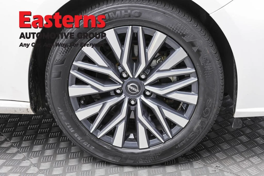 Used 2025 White Nissan 2.5 SV image 28