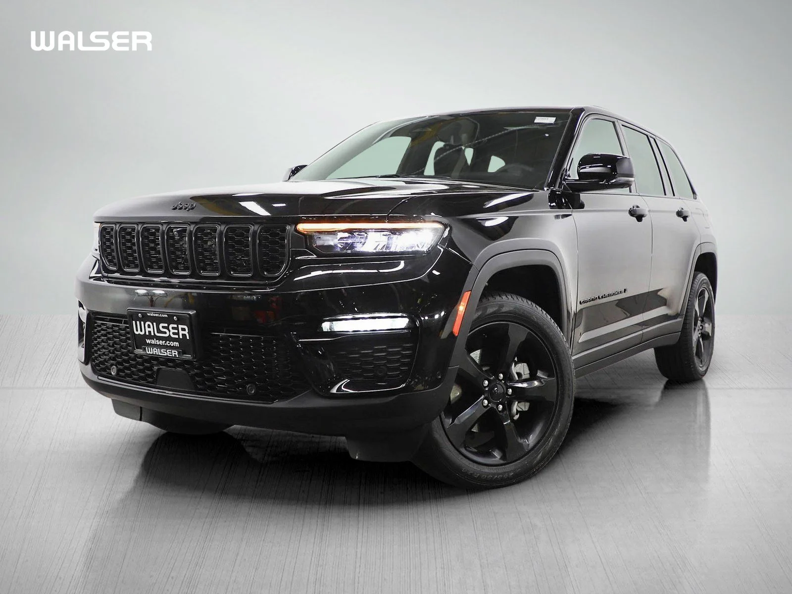 Used 2025 Diamond Black Crystal Pearlcoat Jeep Limited image 1