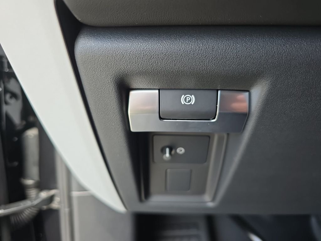 New 2026 Black Land Rover X-Dynamic SE image 27
