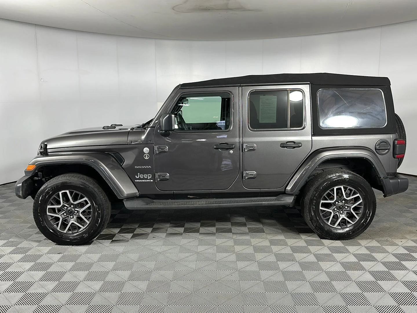 Used 2024 Granite Crystal Metallic Clearcoat Jeep Sahara image 8