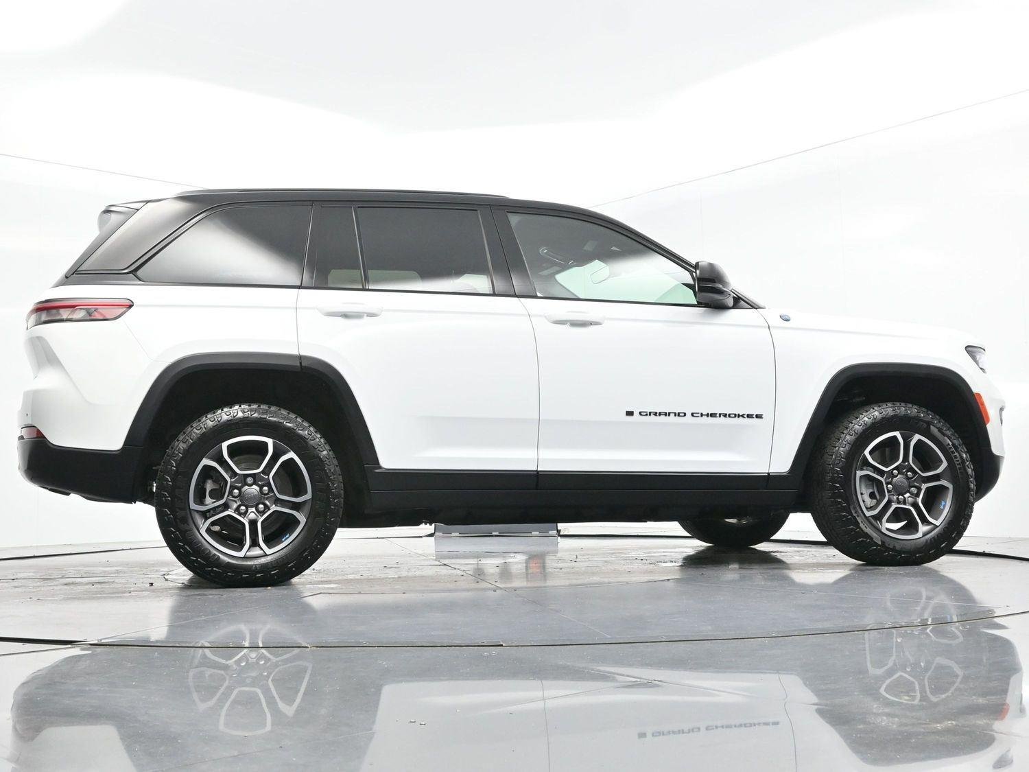 Used 2022 Bright White Clearcoat Jeep Trailhawk image 53