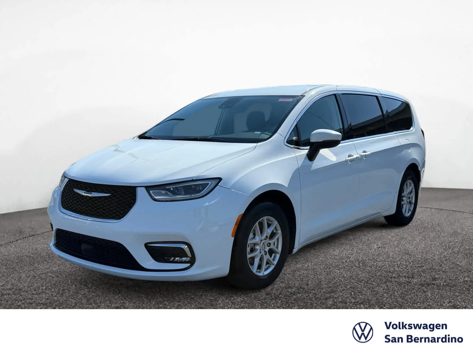 2023 Chrysler Pacifica Touring L's photo