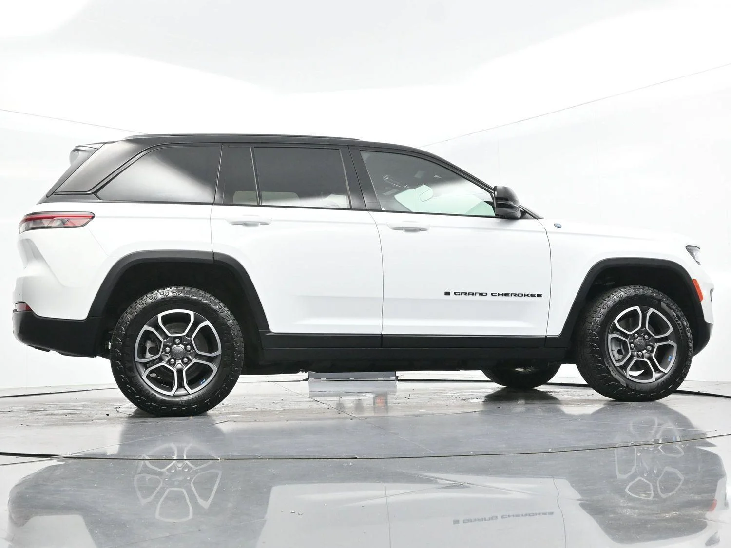 Used 2022 Bright White Clearcoat Jeep Trailhawk image 53