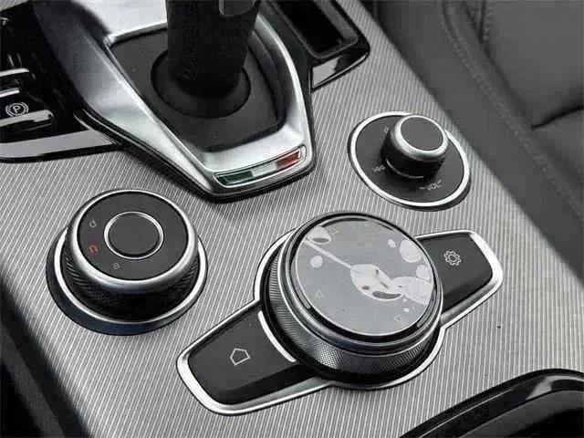 New 2025 Vulcano Black Metallic Exterior Paint Alfa Romeo  image 18