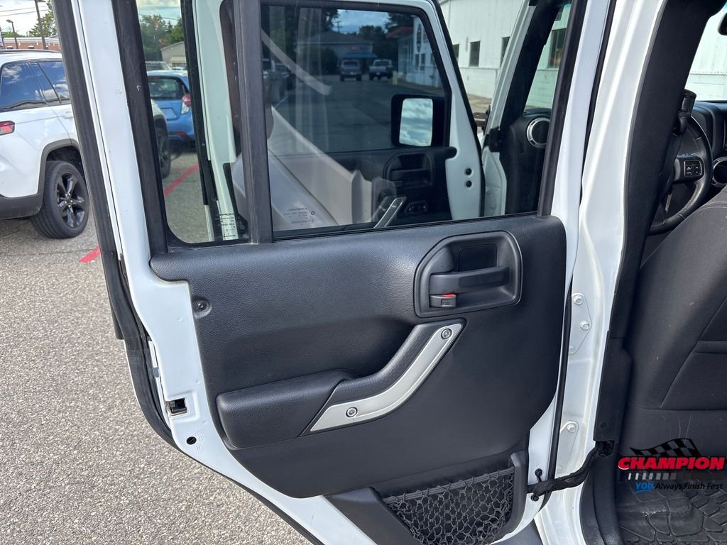 Used 2018  Jeep Unlimited Sahara image 23