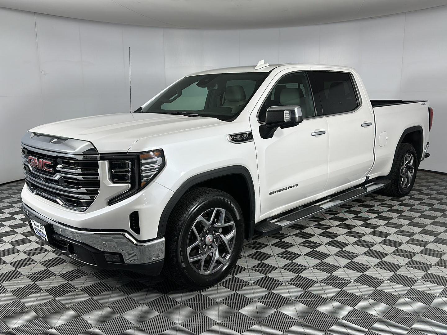 Used 2022 White Frost Tricoat GMC SLT image 3