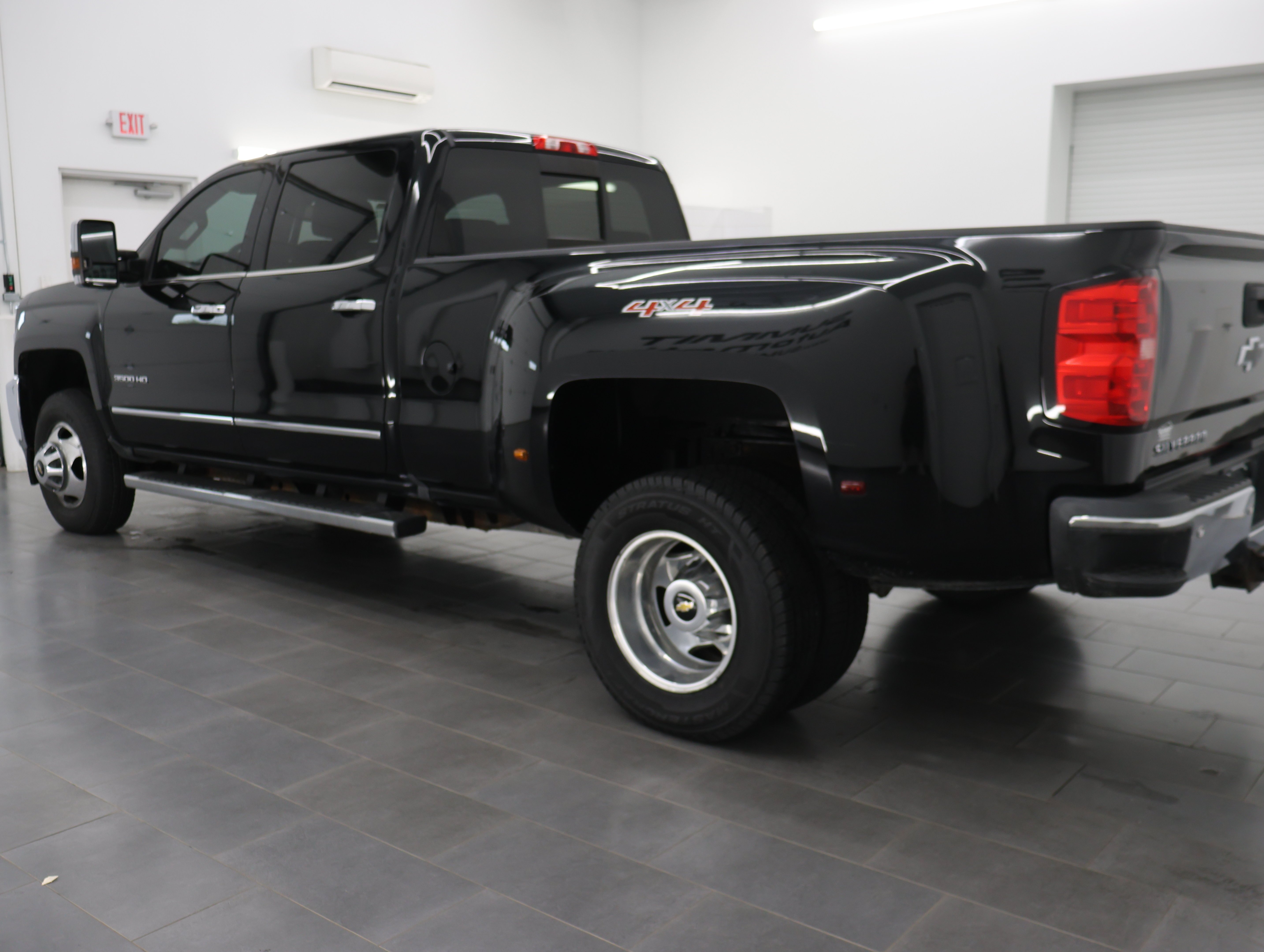 Used 2017 Black Chevrolet 4x4 Crew Cab LTZ DRW: CREW-LONG-DRW-LTZ-6.6L L5P DIESEL-NAV-HEAT/COOL SEATS-BACKUP CAM image 6