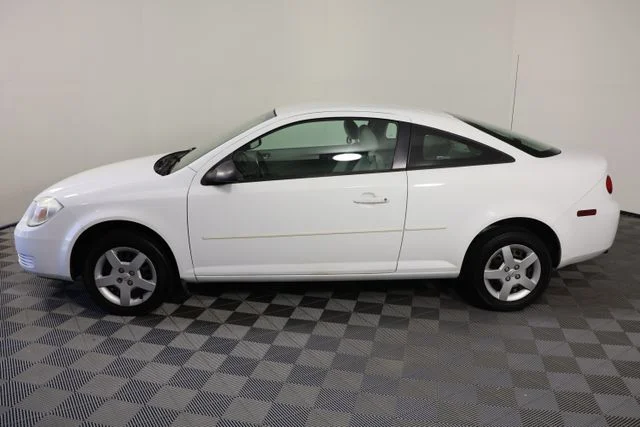 Used 2005 White Chevrolet Base image 5