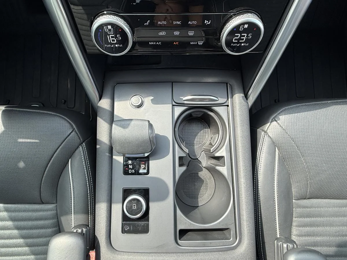 Used 2024 Black Land Rover Dynamic Se image 32